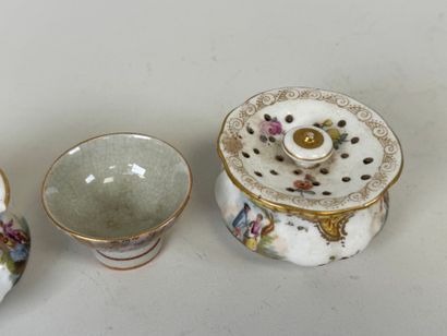 MEISSEN.
Deux encriers en porcelaine polychrome...