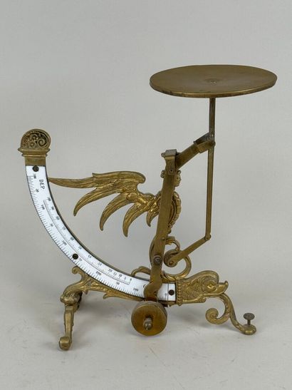 Pèse-lettres en laiton ou bronze à décor...