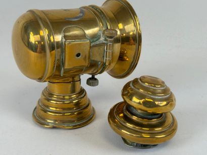 Petite pendulette en forme de phare en laiton,...