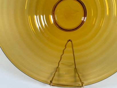 Importante coupe sur pied circulaire en verre...