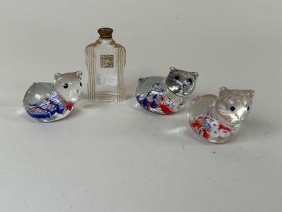 Lot comprenant :
- un flacon à parfum en...