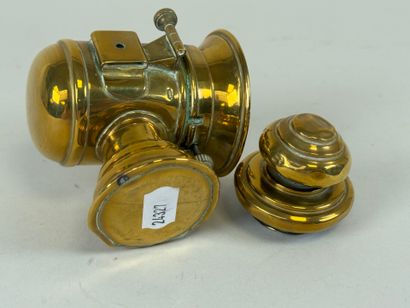 Petite pendulette en forme de phare en laiton,...