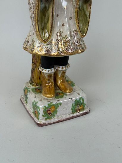 Important sujet en faïence polychrome figurant...
