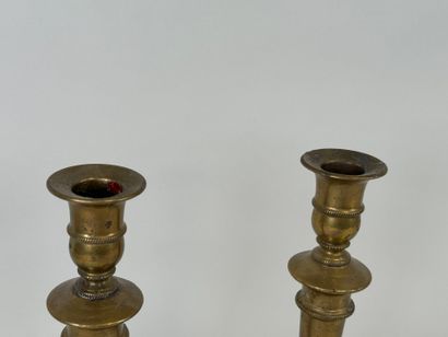 Paire de flambeaux en bronze doré, la base...