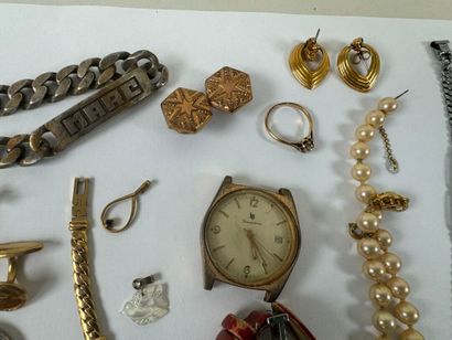 Lot de bijoux fantaisies dont montres, bracelet,...