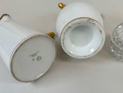 Lot comprenant une verseuse en porcelaine...