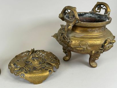 ASIE, XXe.
Important brûle-parfum en bronze...