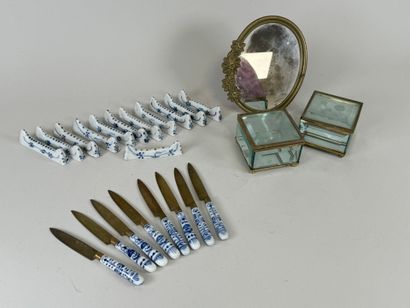 Lot comprenant :
- deux boîtes à bijoux en...