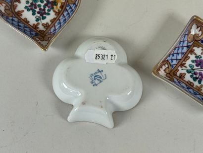 GIEN.
Série de 4 sous-tasses en faïence polychrome.
D....