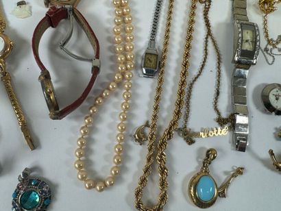 Lot de bijoux fantaisies dont montres, bracelet,...