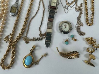 Lot de bijoux fantaisies dont montres, bracelet,...