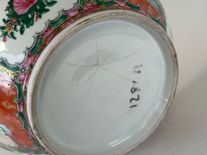 ASIE, XXe.
Grande coupe ou jatte en porcelaine...