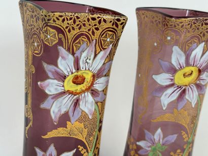 Paire de vases en verre coloré et émaillé...