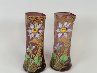 Paire de vases en verre coloré et émaillé...