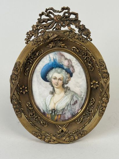École, vers 1900.
Femme au chapeau.
Miniature...