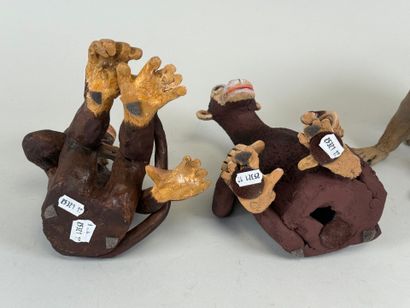 Trois sujets en céramique polychrome figurant...