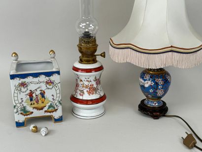Lot comprenant :
- lampe à pétrole en porcelaine...