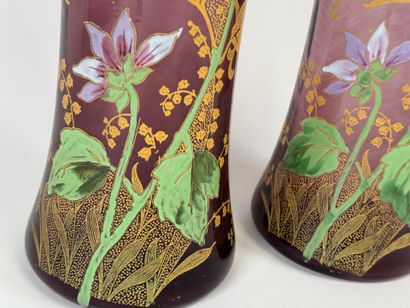 Paire de vases en verre coloré et émaillé...
