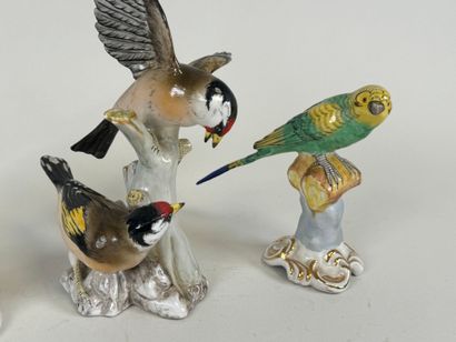 Trois sujets en porcelaine polychrome figurant...
