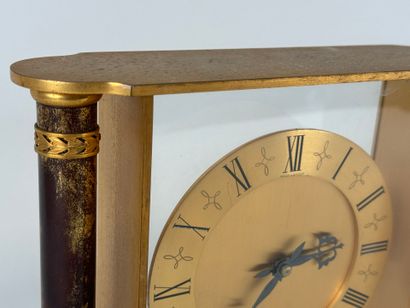Pendule de bureau en métal doré et verre...