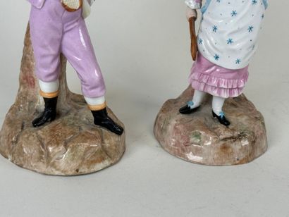 Paire de sujets en porcelaine polychrome...