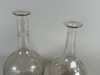 Deux carafes en cristal et verre dont une...