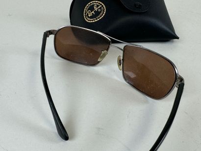 RAY BAN.
Paire de lunettes de soleil.
Présentées...