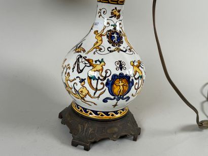 GIEN.
Lampe à pétrole en faïence polychrome...