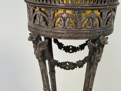 Coupe ajourée sur pied à décor de feuillages...