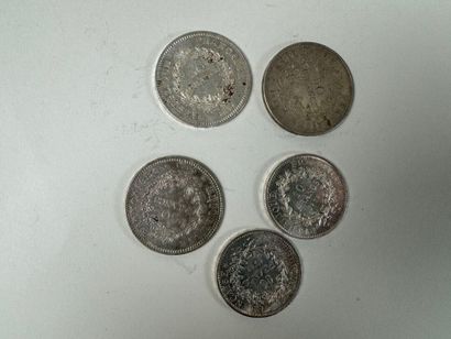Lot de pièces en argent comprenant :
- 3...