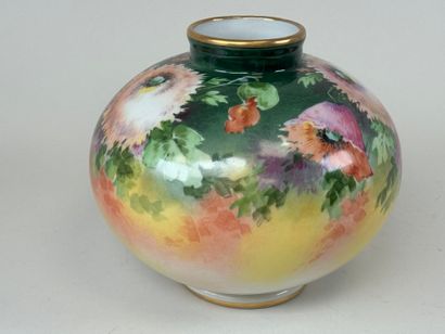 POUJOL, Limoges, XXe.
Vase boule en porcelaine...