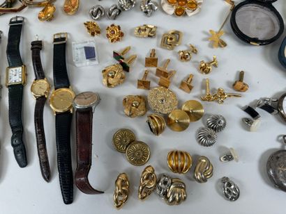 Lot de bijoux fantaisie dont montres dont...