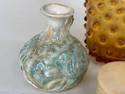 Lot comprenant :
- un petit vase à anse en...