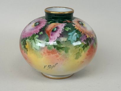 POUJOL, Limoges, XXe.
Vase boule en porcelaine...