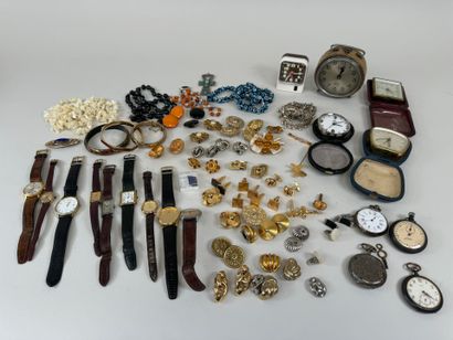 Lot de bijoux fantaisie dont montres dont...