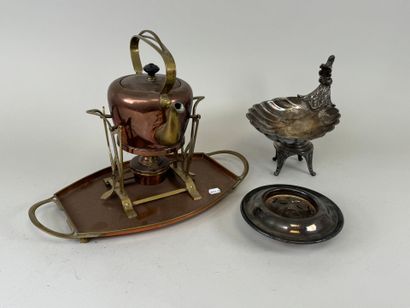 Lot comprenant :
- un samovar en cuivre et...