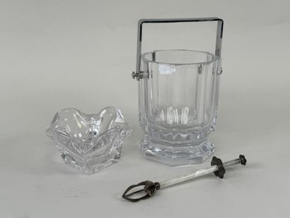 Lot comprenant :
- SEVRES, seau à glaçons...