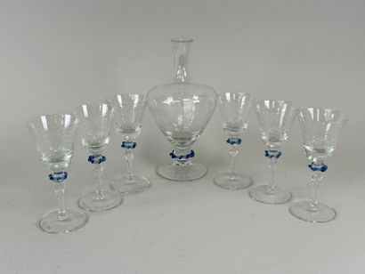 Partie de service en cristal à décor gravé...