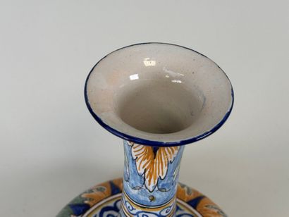 NEVERS, MONTAGNON.
Grand vase en faïence...