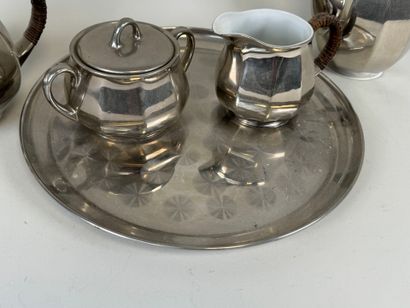 Partie de service à café et thé en porcelaine...