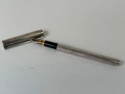 S.T. DUPONT.
Stylo plume en métal argenté...