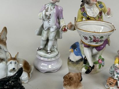 Lot comprenant divers sujets en porcelaine,...