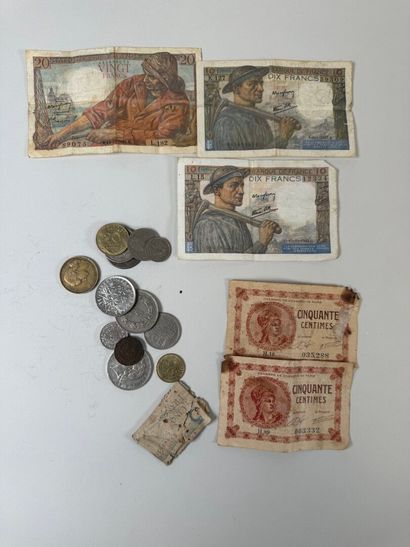 Lot de pièces de monnaie et billets de banque...