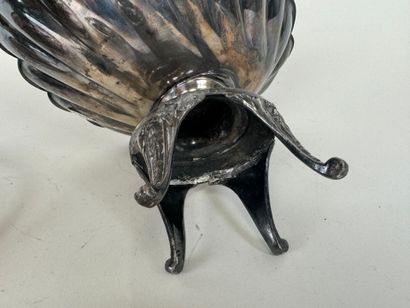 Lot comprenant :
- un samovar en cuivre et...