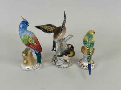 Trois sujets en porcelaine polychrome figurant...