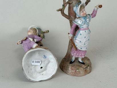 Paire de sujets en porcelaine polychrome...