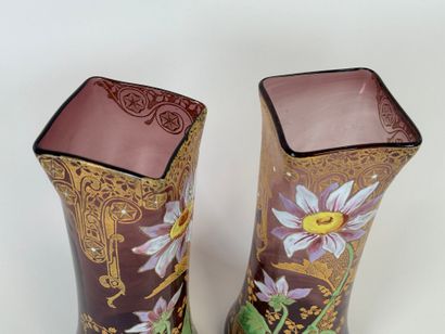 Paire de vases en verre coloré et émaillé...
