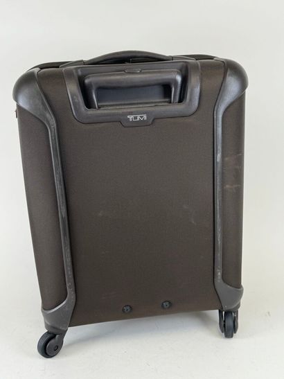 TUMI.
Valise roulante cabine en toile marron.
53...