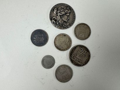 Lot de pièces de monnaie et médaille en argent...