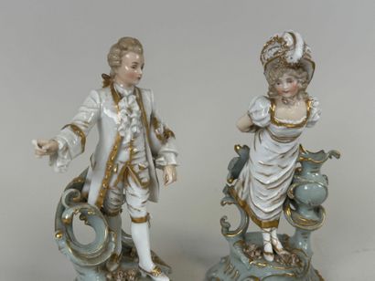 Lot comprenant :
- deux sujet romantiques...